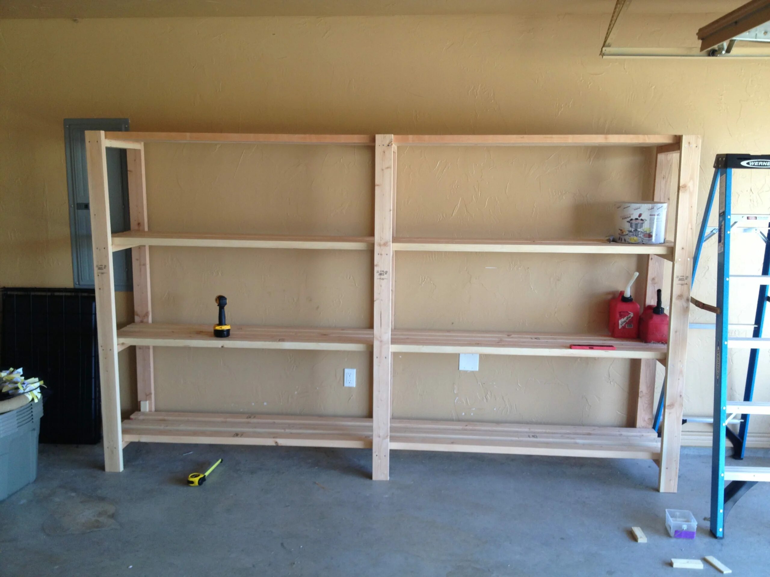 Деревянные полки в гараже. Стеллаж в гараж из дерева. Стеллаж из досок. Деревянный стеллаж в гараж. Деревянные полки.