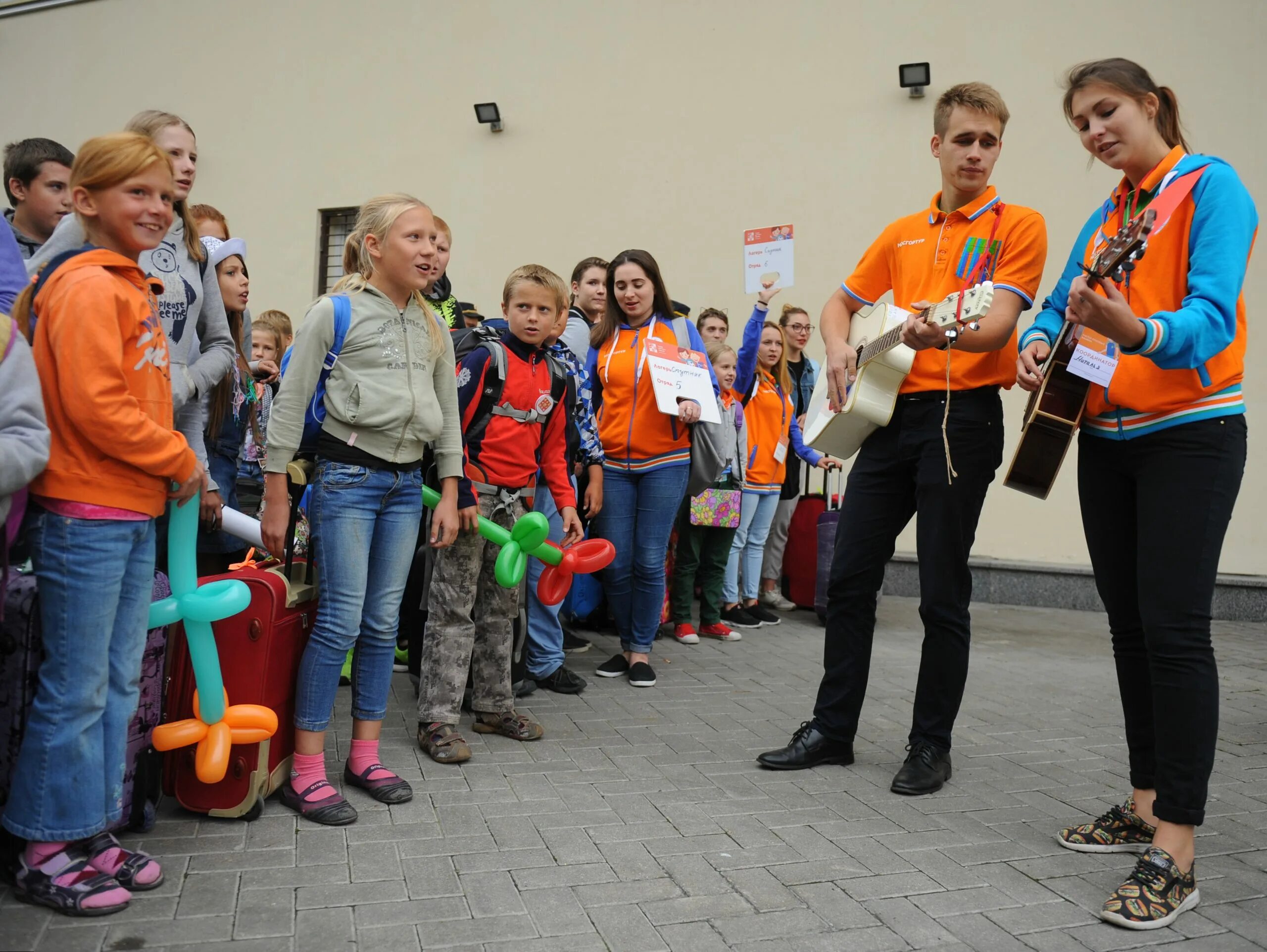 Вожатые москвы. Школа подготовки вожатых. Современный вожатый. Девочки лагерь 2019. Город вожатых.