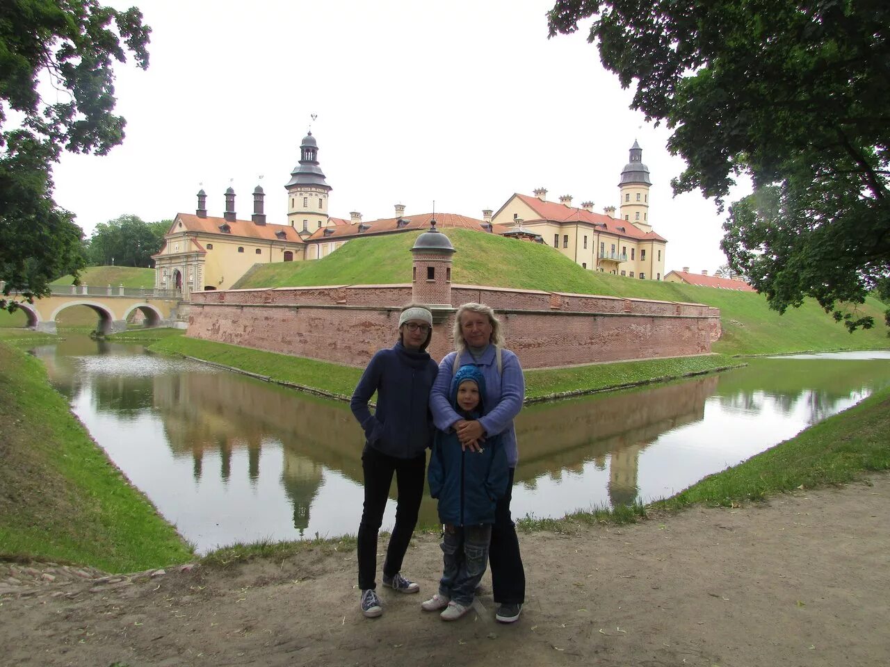 Можно ли ехать в белоруссию. Несвиж замок туристы. Фотосессия Несвиж. Барановичи Несвиж. Путешествие по Беларуси.