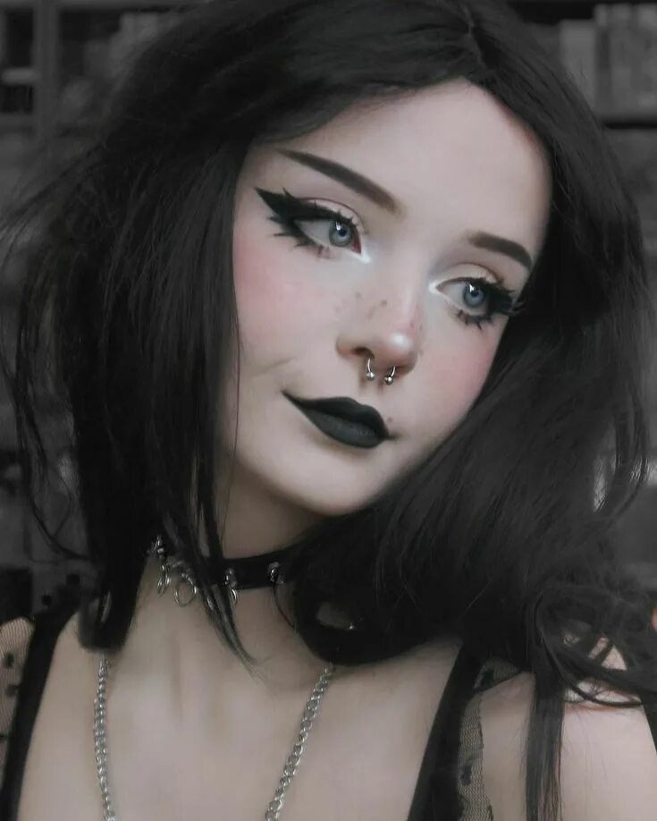 Как сделать макияж гота Shade Chamber Model Beatriz Marano Goth beauty, Gothic fashion, Alternative ma