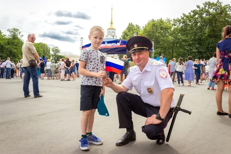 Работник по охране общественного порядка. С праздником полицейский. Массовые мероприятия полиция. Общественный порядок. Полиция на праздничных мероприятиях.