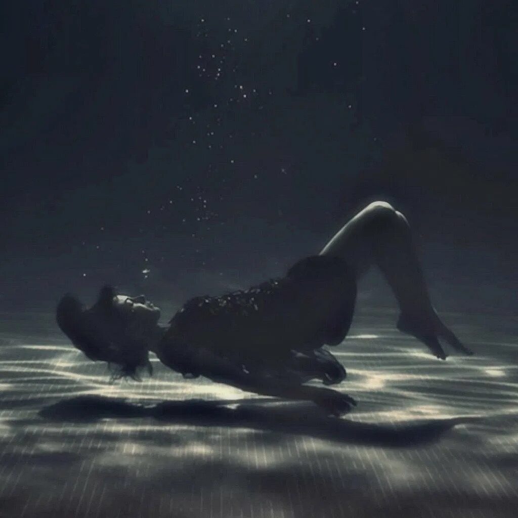 В тихом омуте. В темном омуте дицзина. Омут эстетика. Девушка в омуте. В темном омуте дицзина.