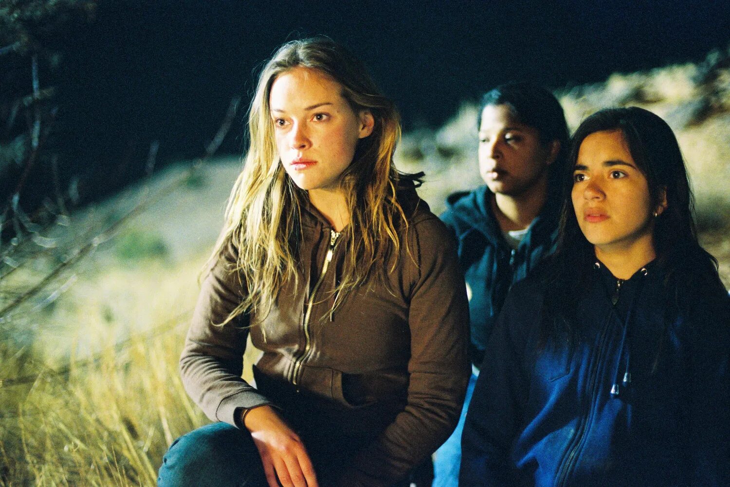 Пристегнут наручниками к батарее. Frida farrell. Фильм рабство 2007 триллер. Продажа девушек в рабство. Фильм рабство 2007 вероника.