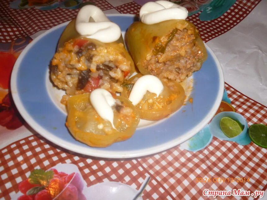 Перцы фаршированные кускусом и грибами. Фаршированные перцы в духовке. Половинки перца фаршированные грибами. Перец фаршированный лодочки. Половинки перца фаршированные грибами.