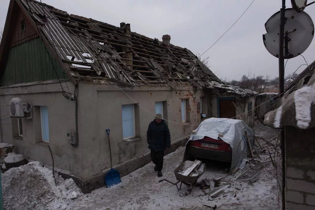 Сколько наших погибло в авдеевке. Авдеевка до войны. Авдеевка младенец. Обстрел границы. Закрывают стройки.