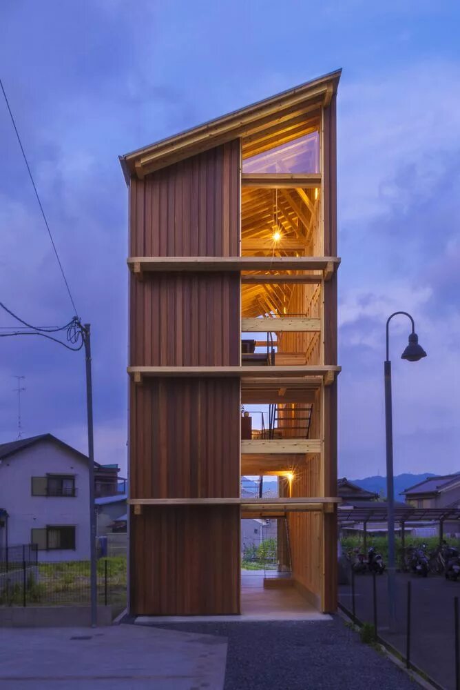 Portuguese house. Узкий дом в канаде. Tall houses. Tall house. Контейнер япония.