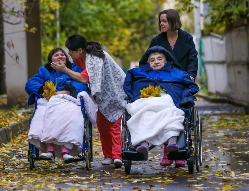 Паллиативная помощь взрослым и детям. Кто нуждается в паллиативной помощи. паллиативная помощь инвалидам. паллиативная помощь картинки на прогулке. кто нуждается в паллиативной помощи взрослые.