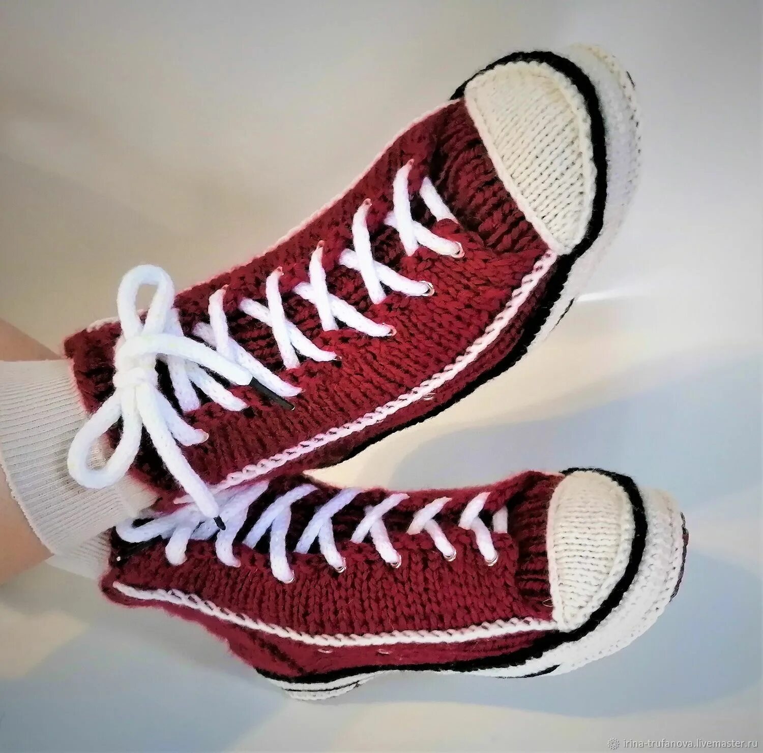 Кеды вязанные. Кеды крючком. Кроссовки конверс вязаные. Кроссовки конверс вязаные. Тапочки кеды.