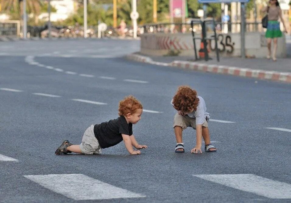 На улице не было ни души. Дети на дороге. Детский травматизм на дорогах. Проезжая часть для детей. Дети переходят дорогу.