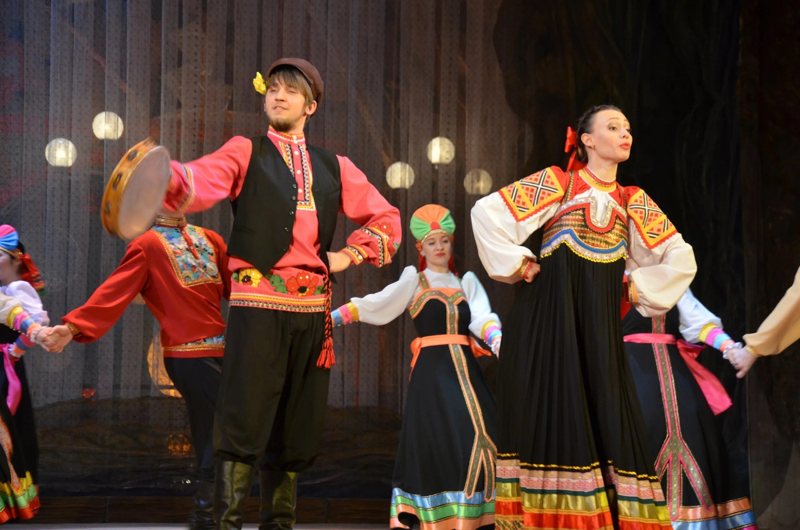 весенние зори воронеж. ансамбль весенние зори. костюмы ансамбля весенние зори воронеж. ансамбль танца сибири михаила годенко. костюмы ансамбля весенние зори воронеж.