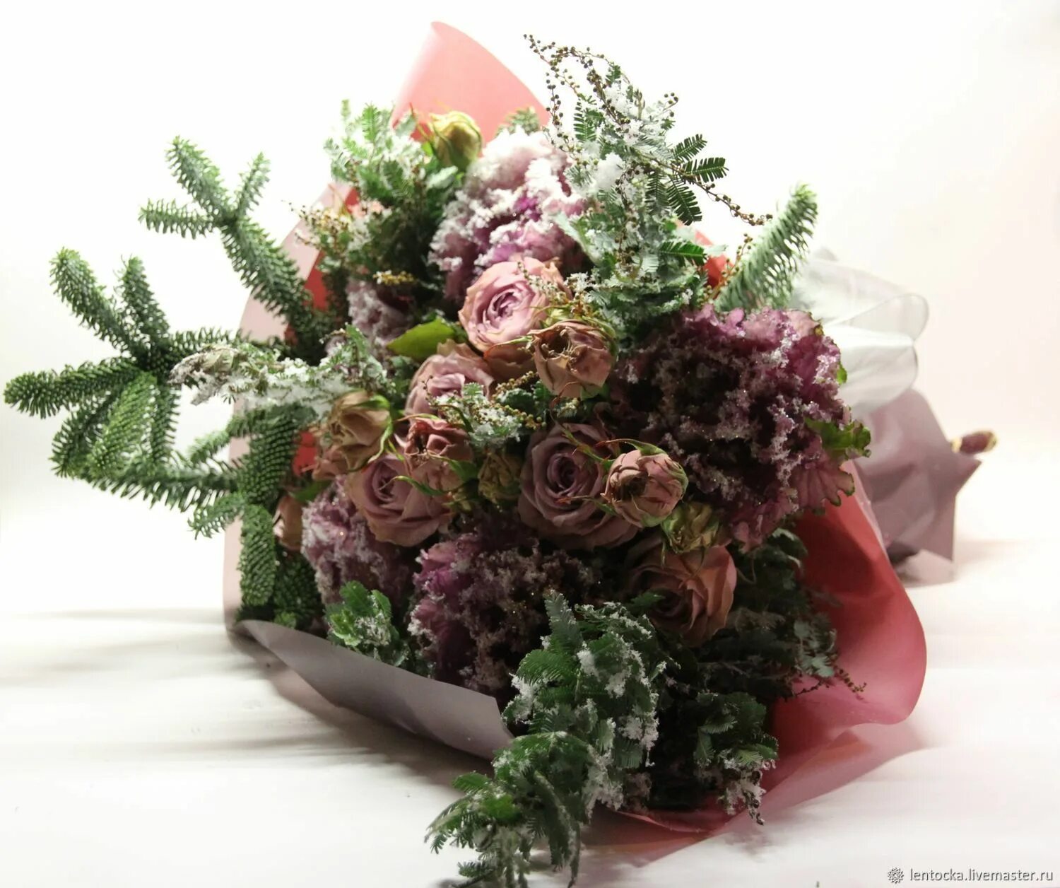 Букет еловых веток с шишками. Букет с еловыми ветками. Букеты из роз с нобилисом. Букет ели. Букет с елкой нобилис.