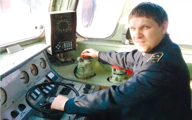 Машинисти локомотивное депо таига. Кирэу василий иванович машинист электродепо. Машинист 2 класса. Знаки для машинистов. Машинист локомотива тепловоза.