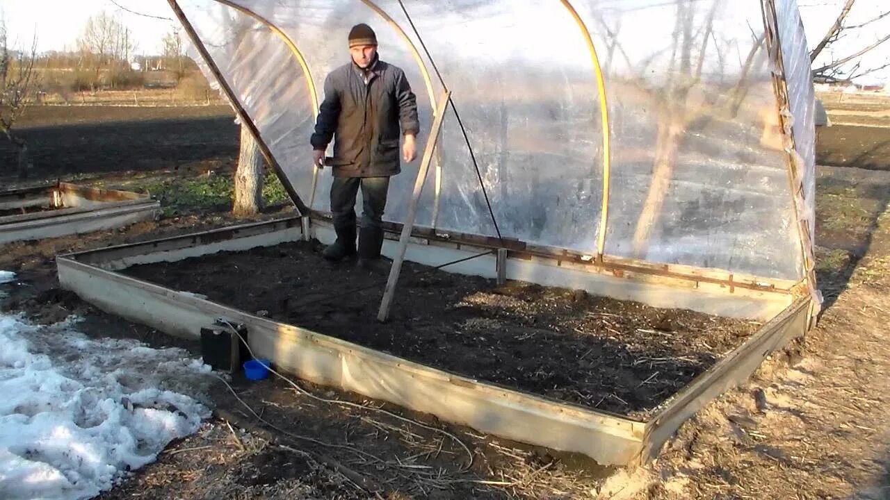 Самодельное тепло. Парник из досок. Парник из подручных материалов. Самодельный парник. Пристенный парник для огурцов.