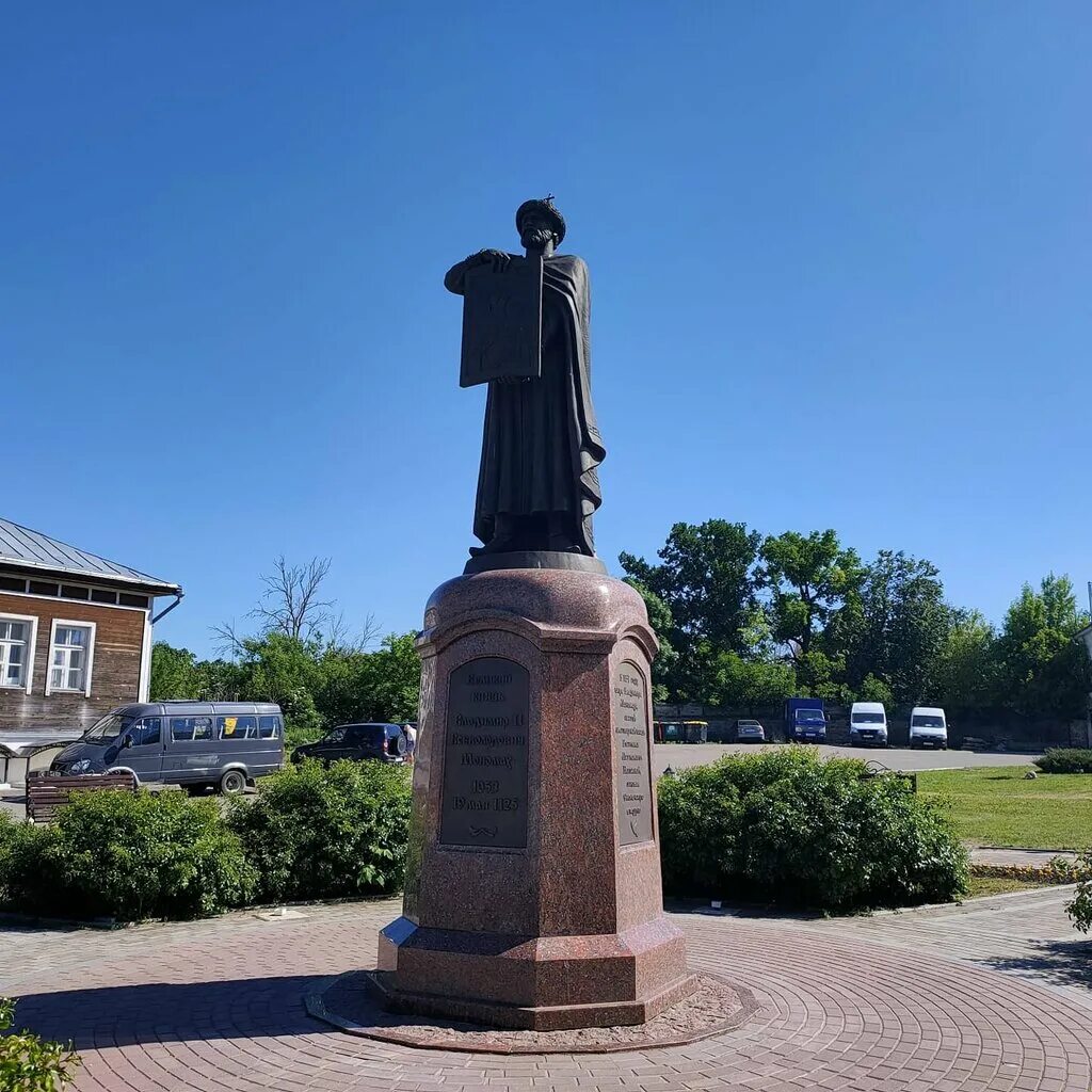 Смоленск памятник 1812. Смоленск улица куриленко 2. Памятник кутузову на фоне собора в смоленске. Памятник михаилу кутузову (смоленск). Памятник владимиру крестителю в смоленске.