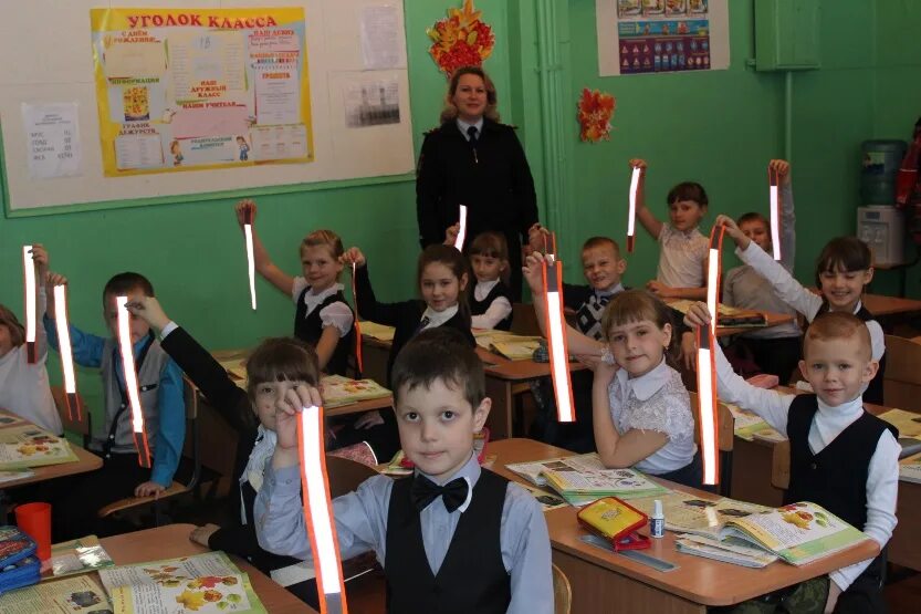 Город заринск 3 школа. Школа 7 заринск. Мбоу 33. Красная гвоздика акция к 9 мая. Школа 3 заринск учителя.