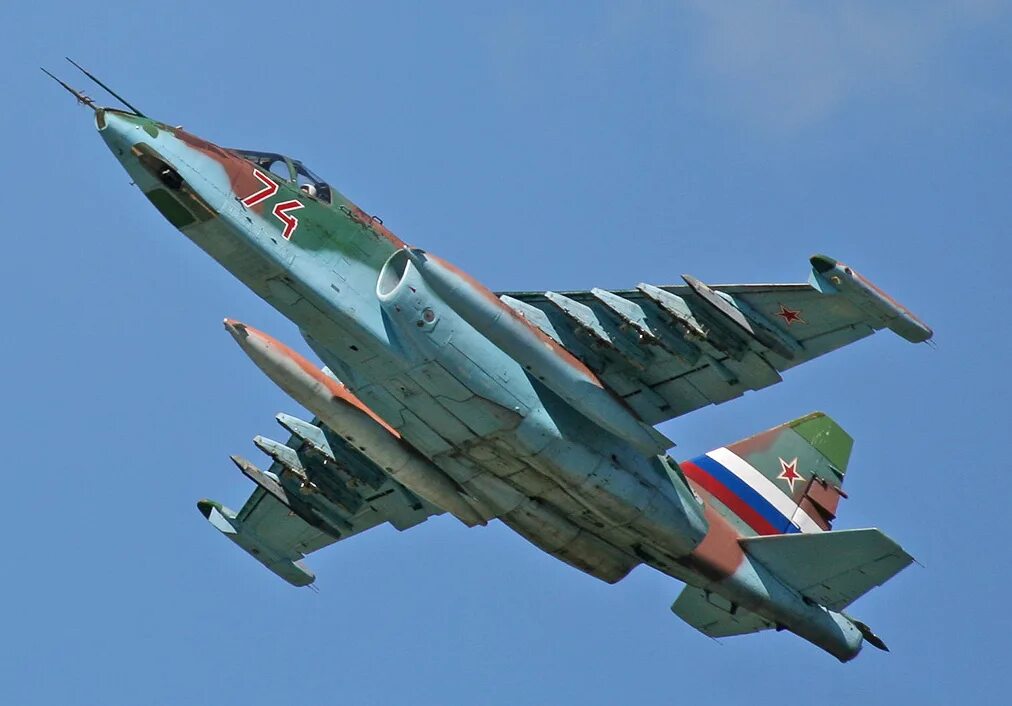 Истребитель низко. Штурмовик Су-25 Грач. Самолет Су-25. Су-25 истребитель-бомбардировщик. Су-24 Штурмовик Грач.
