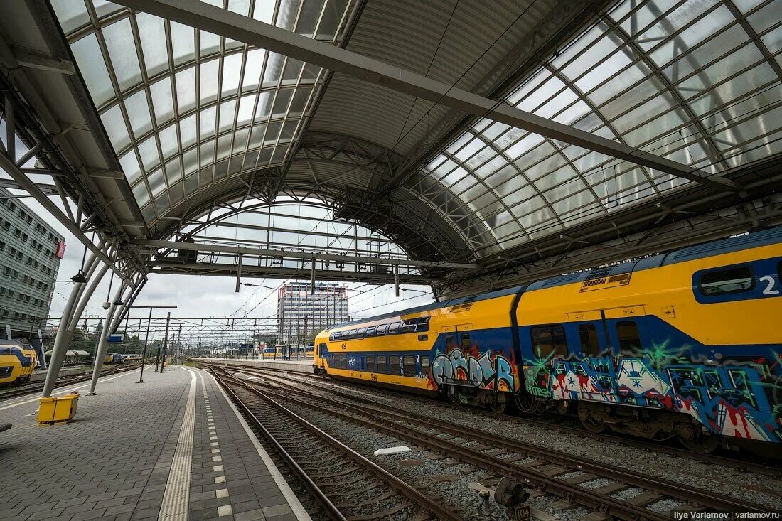 Железнодорожный вокзал Утрехт. Поезд на вокзале. Станция Нидерланды поезд.
