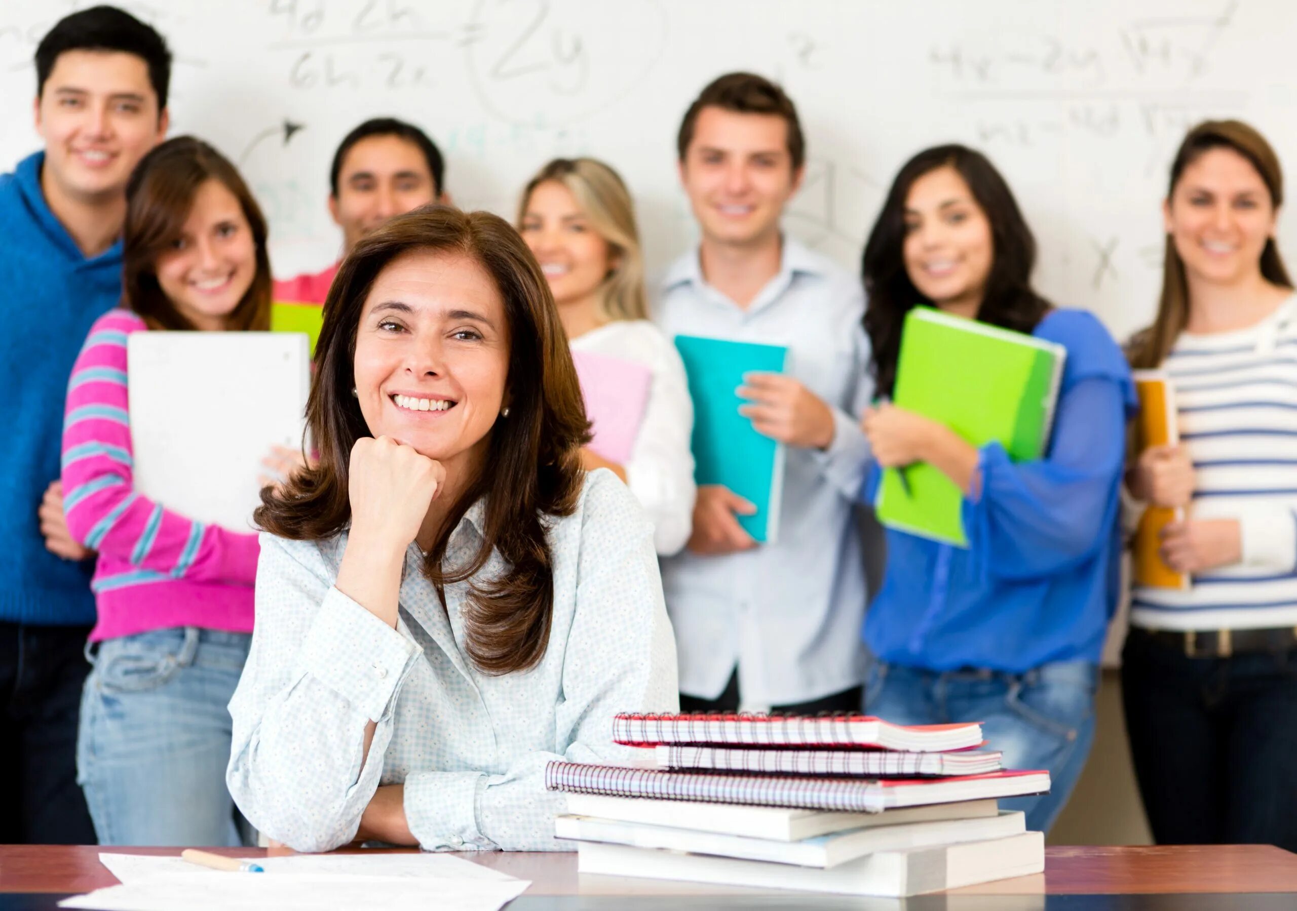 School teach. Педагог и студент. Учитель и студенты. Молодые специалисты в образовании. Преподаватель и студент.