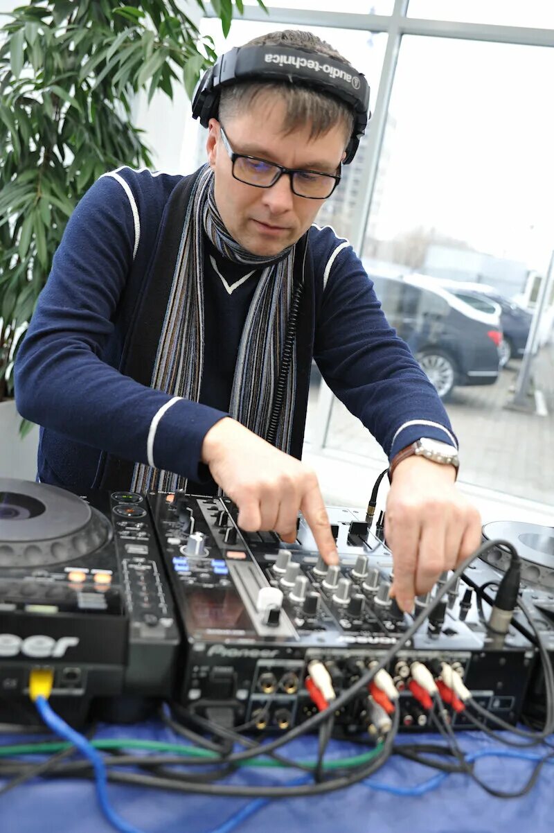 Dj олег. Олег перецман диджей. Dj oleg. Диджей олег москва. Dj oleg.