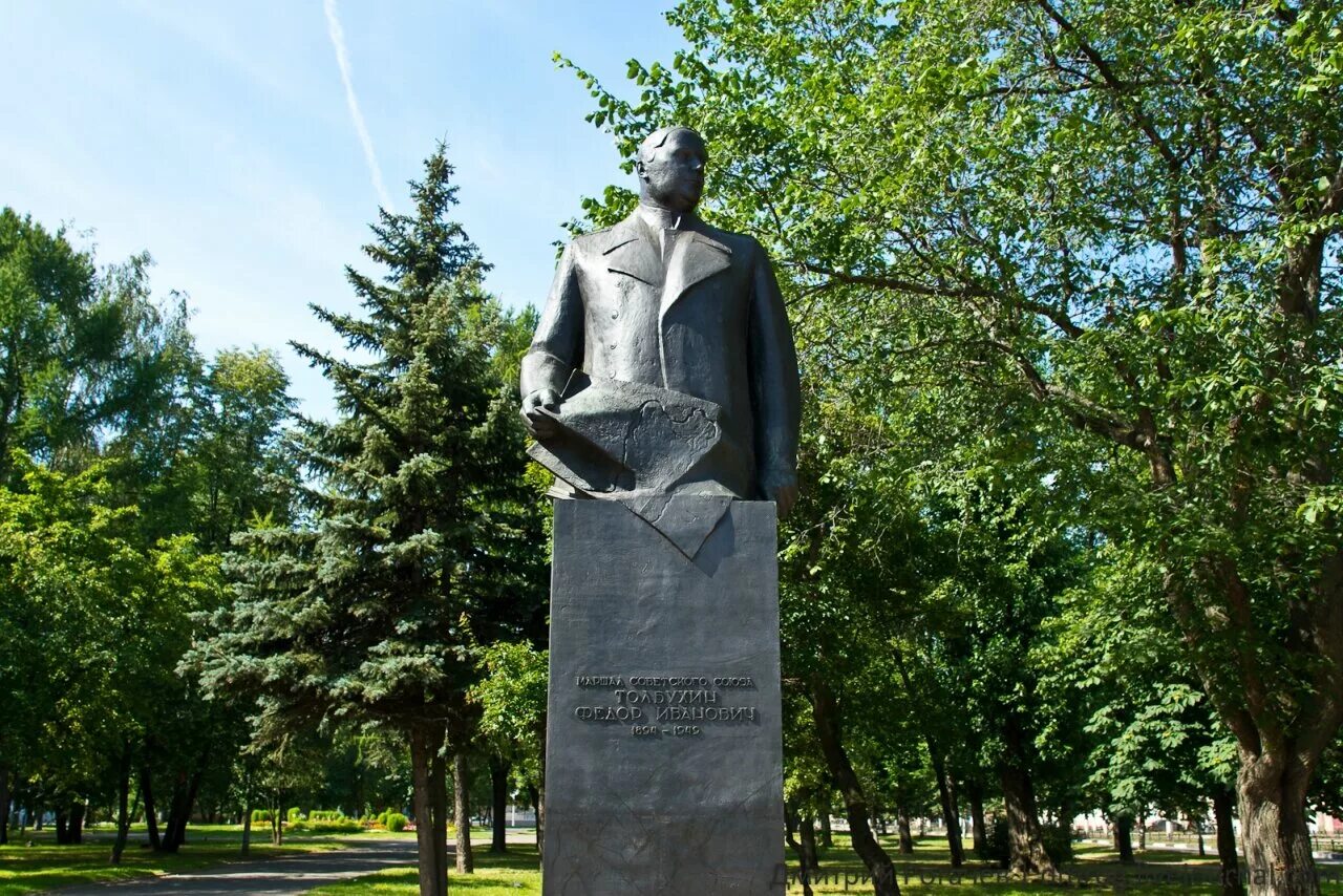 Какие памятники есть в ярославле. Памятник Фёдору Толбухину (Ярославль). Памятник маршалу Толбухину Ярославль. Толбухин памятник Ярославль.