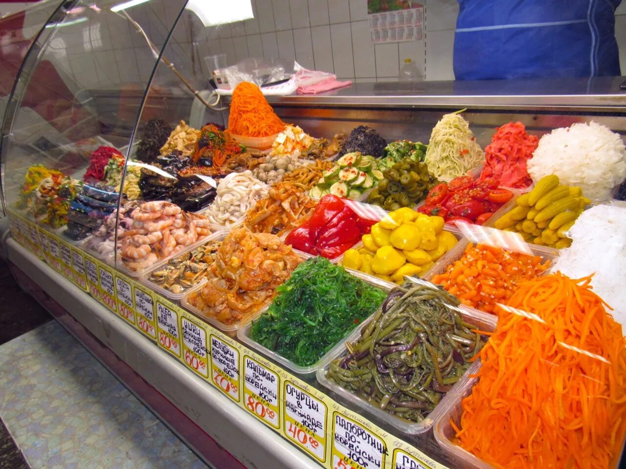 Корейские салаты витрина. Салаты в супермаркетах. Корейские салаты витрина. Витрина с готовой едой. Какие салаты продавать.