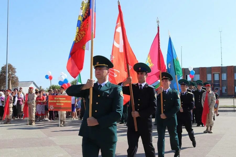 Погода севск брянской обл. Город Севск Брянской области. Севск площадь. День города Севска. Севск памятник дагестанцам.