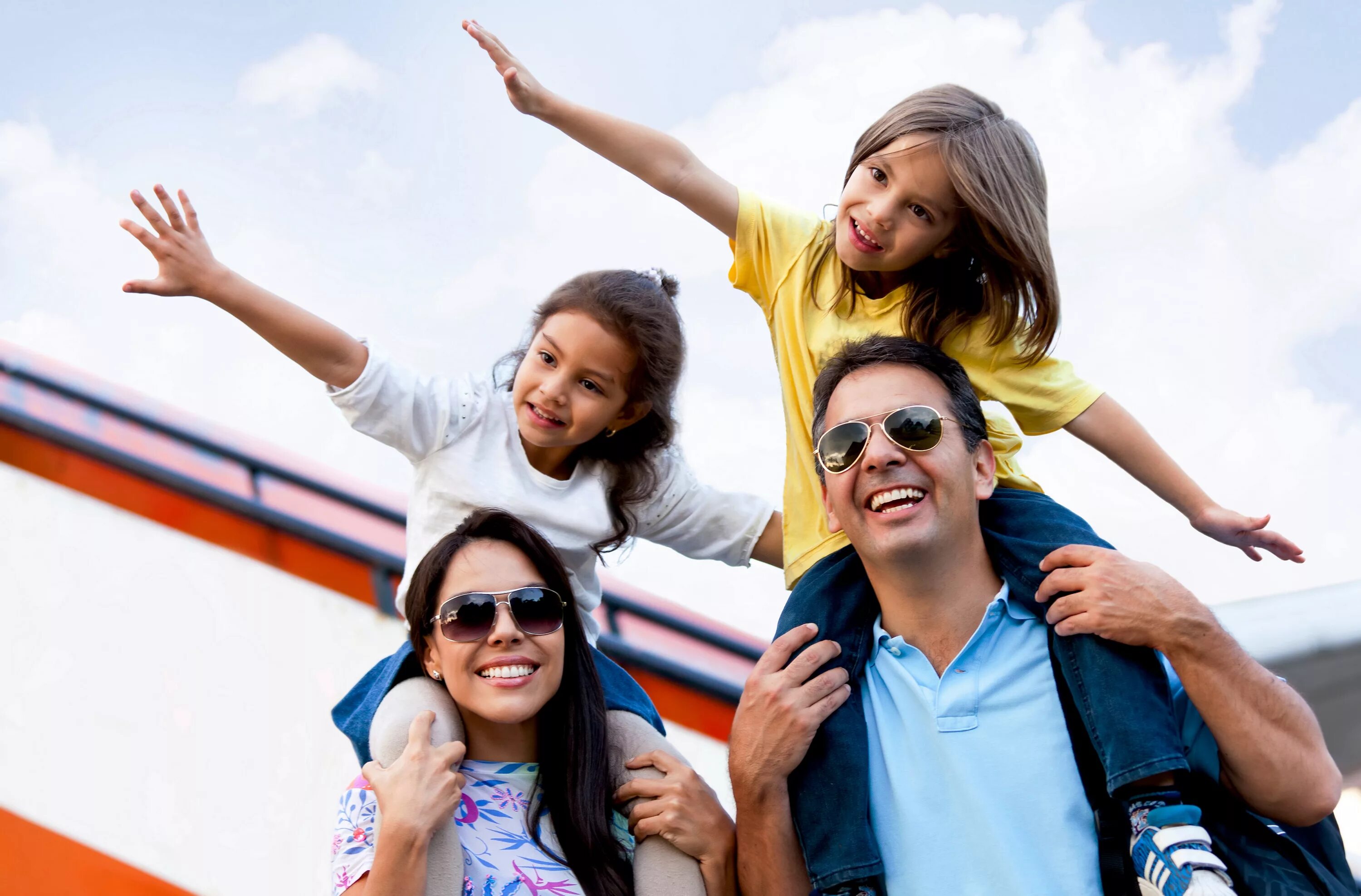Fly holidays. Семья путешествует. Дети путешественники. Путешествие с детьми. Путешествие с семьей.