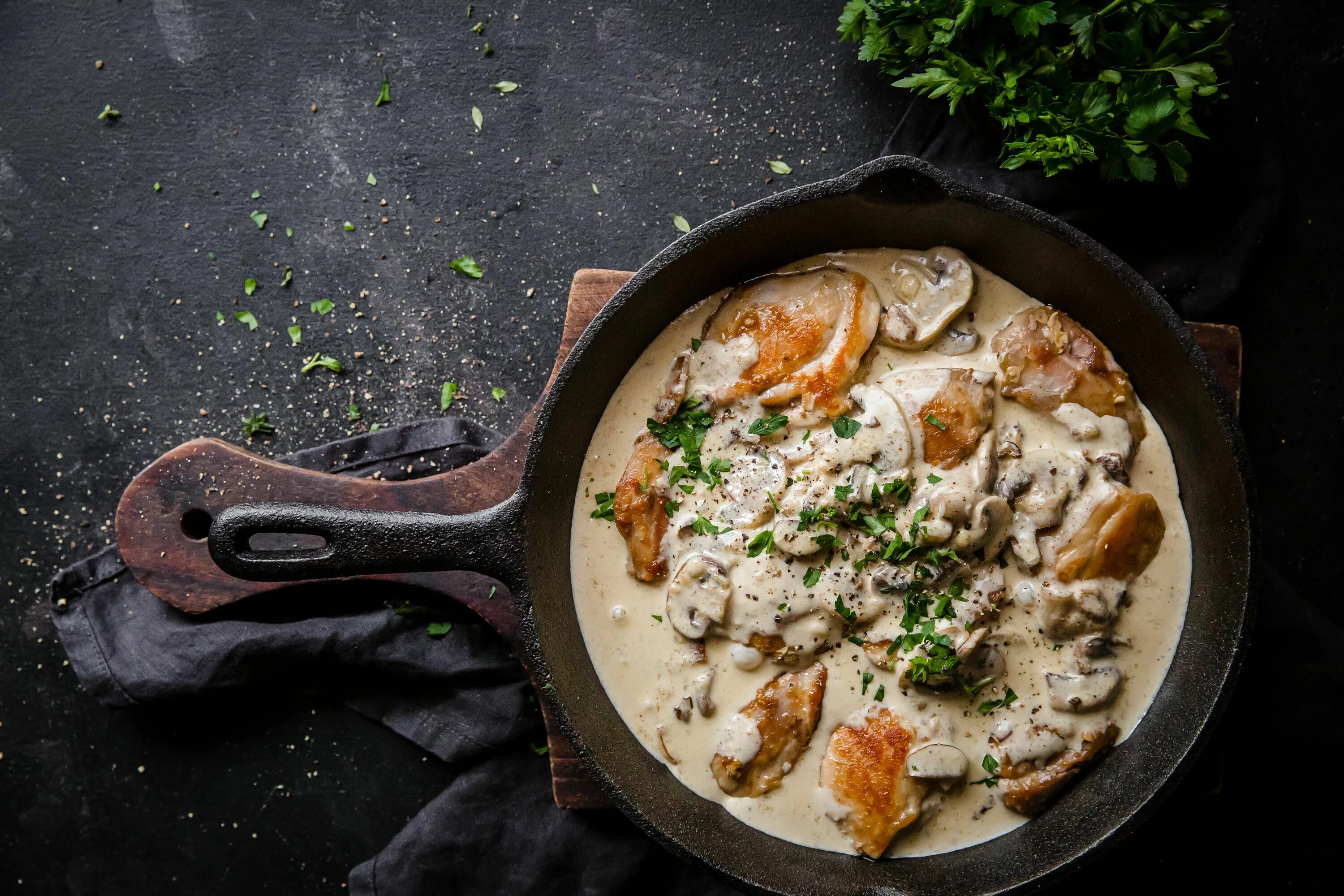 Курица на сковороде. Сковорода куриная с грибами. Горячая сковородка с курицей. Курица с грибами на сковороде.