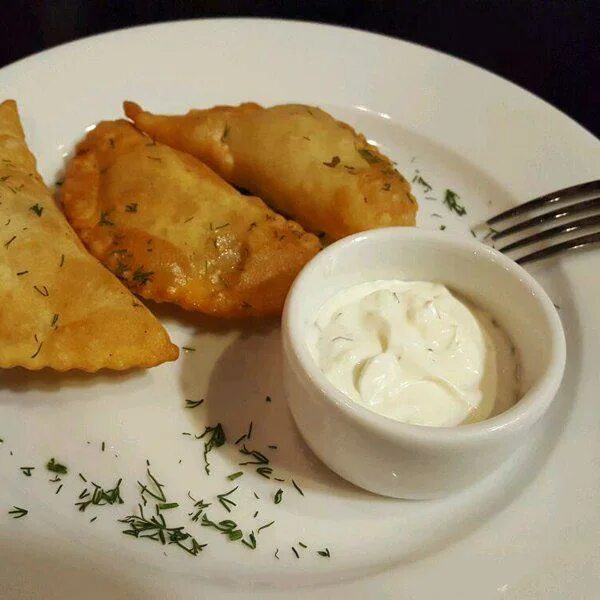 Национальное блюдо пермского края посикунчики. Посикунчики с мясом на сковороде рецепт. Пирожки посикунчики. Посикунчики с мясом. Посикунчики с мясом на сковороде рецепт.