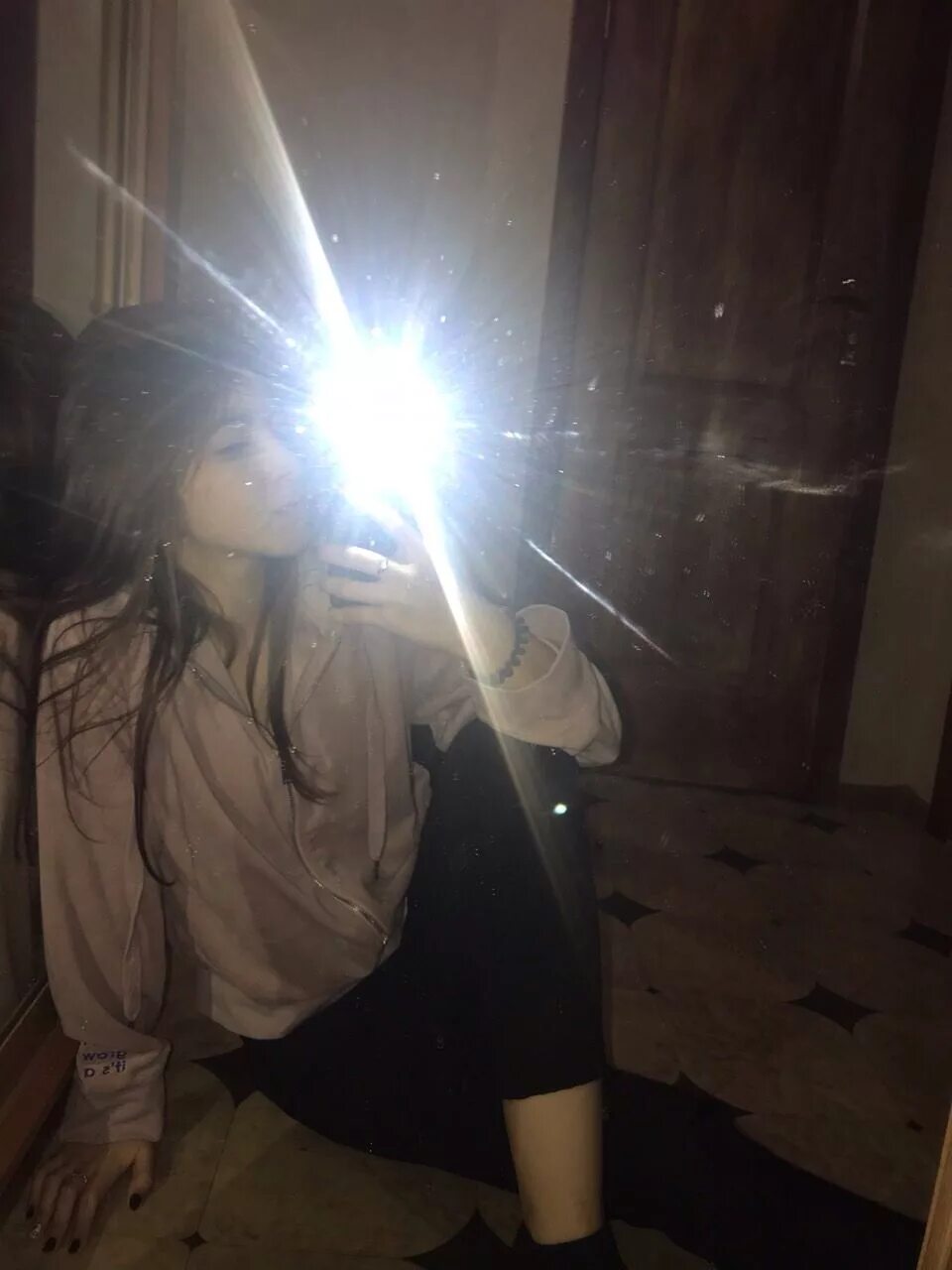 Девушка в зеркале без лица со вспышкой. Девушка в зеркале без лица со вспышкой. Девушки в зеркале со вспышкой. Селфи девушек ночью. Селфи девушек ночью.