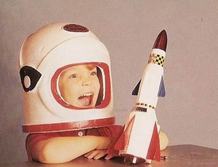 Детям о космосе. Мечты о космосе. Ребенок мечтает стать космонавтом. Космонавт в космосе. Мальчик в скафандре.