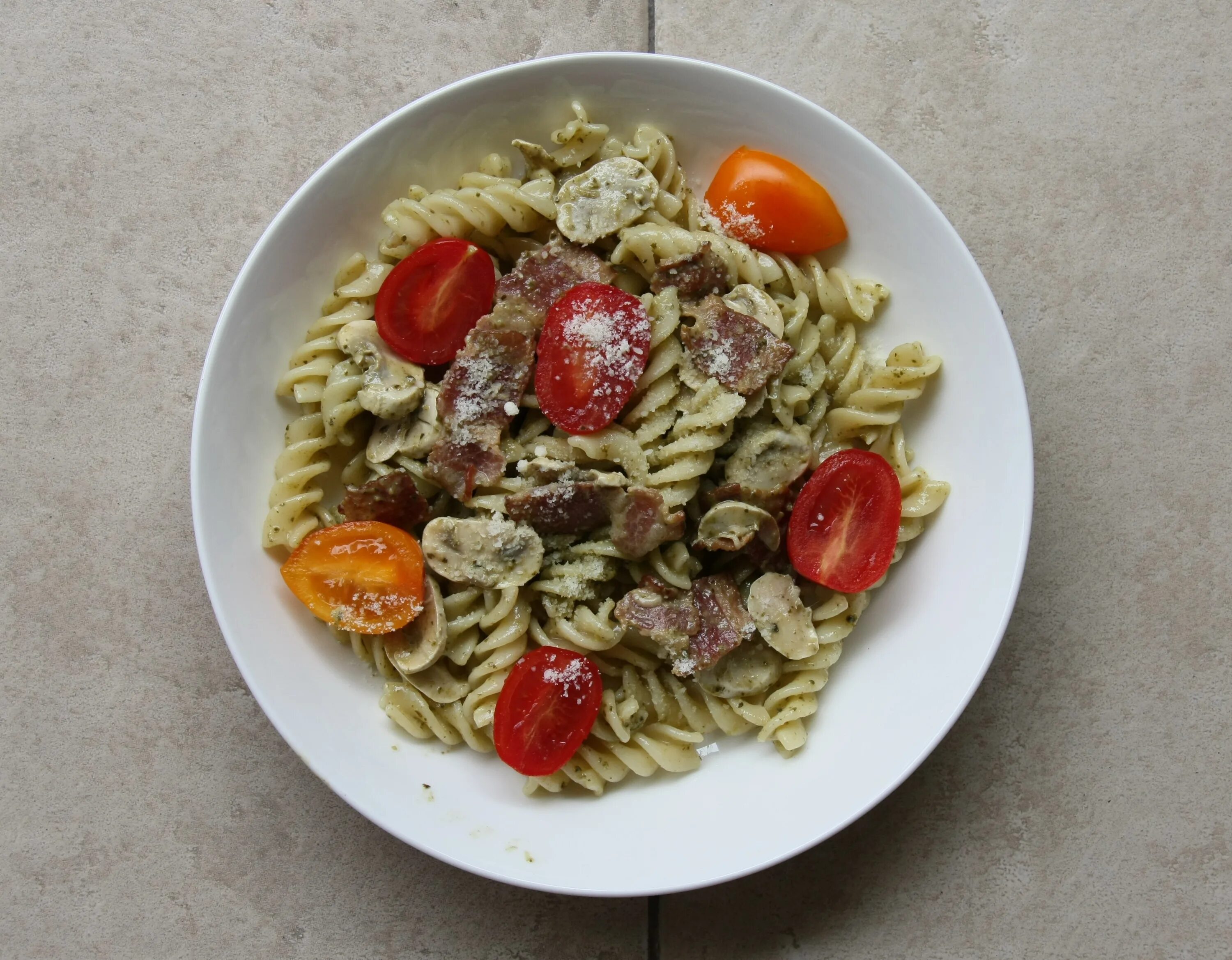 Блюда из макарон на завтрак. Завтрак из макарон. День пасты карбонара 6 апреля. Спагетти сервировка. Паста карбонара в школе.