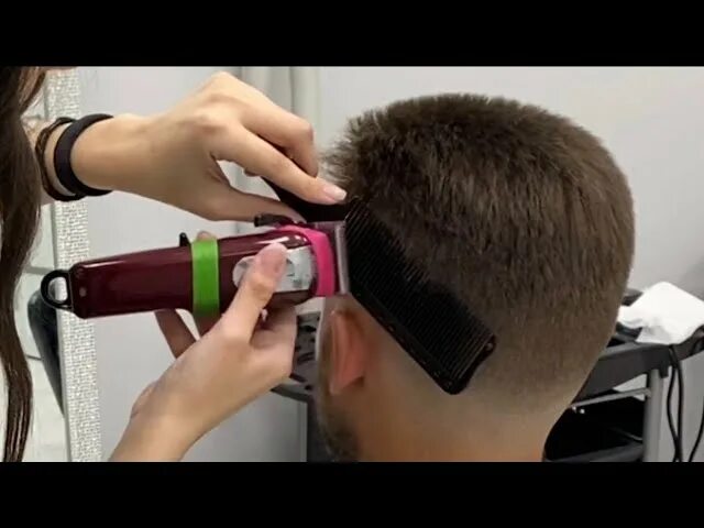 Мужская стрижка машинкой в домашних. Мужская стрижка с переходом машинкой. Машинка для стрижки наголо. Мужская стрижка машинкой. Мужская стрижка машинкой.