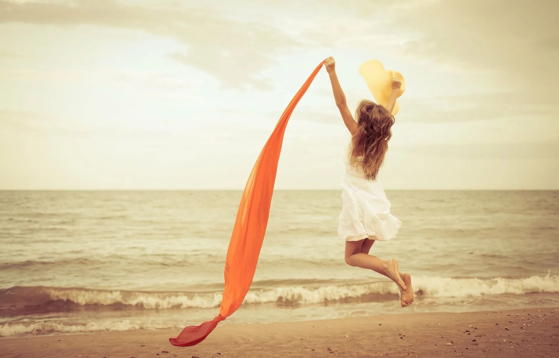 Девушка падает. Девушка в прыжке. Девушка в прыжке. Девушка в платье подпрыгивает. Девочка прыгает в длинной юбке.