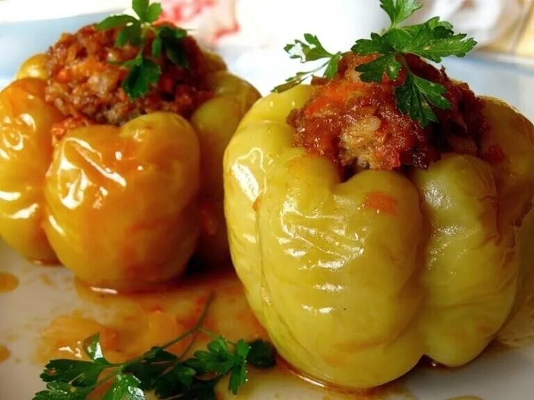 Перец болгарский фаршированный мясом. Фаршированные перцы при гастрите. Калорийность 1 фаршированного перца. Фаршированные перцы при гастрите. Фаршированные перцы при гастрите.