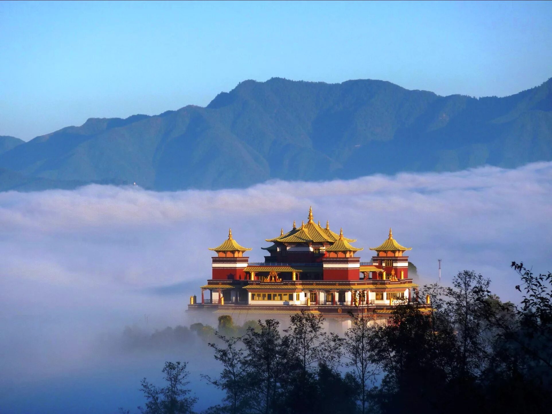 Непал шри. Тибет Непал Катманду. Буддийский храм в Гималаях. Тибет Непал бутан Гималаи. Тибетский храм Гималаи.