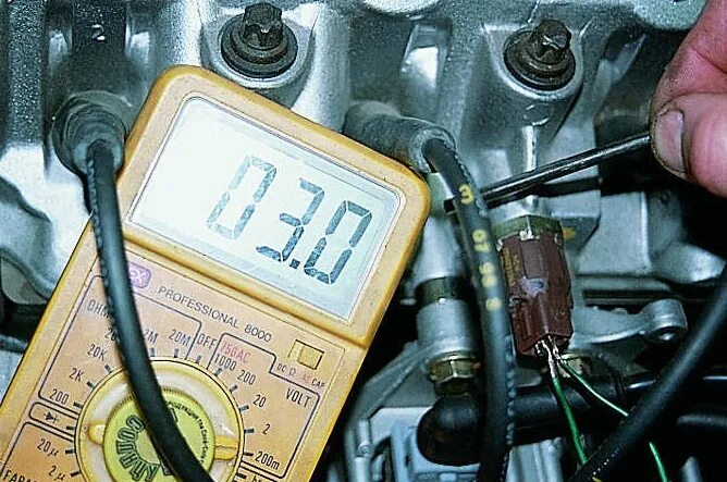 Как проверить датчиков инжектора ваз 2110. Датчик дд ваз 2114. датчик детонации двигателя ваз 2110. датчик детонации 2110 8 клапанов инжектор. датчик детонации ваз 2110 8 клапанов.