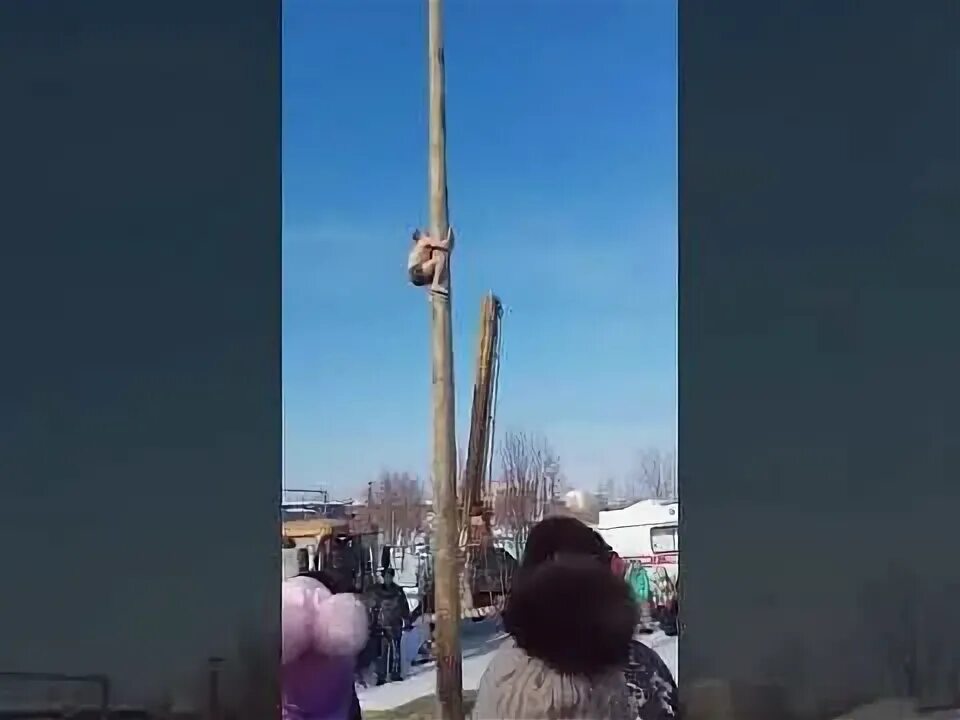 Упавший со столба. Упавший со столба. Упавший со столба. Мужик падает со столба на масленице. Упавший со столба.
