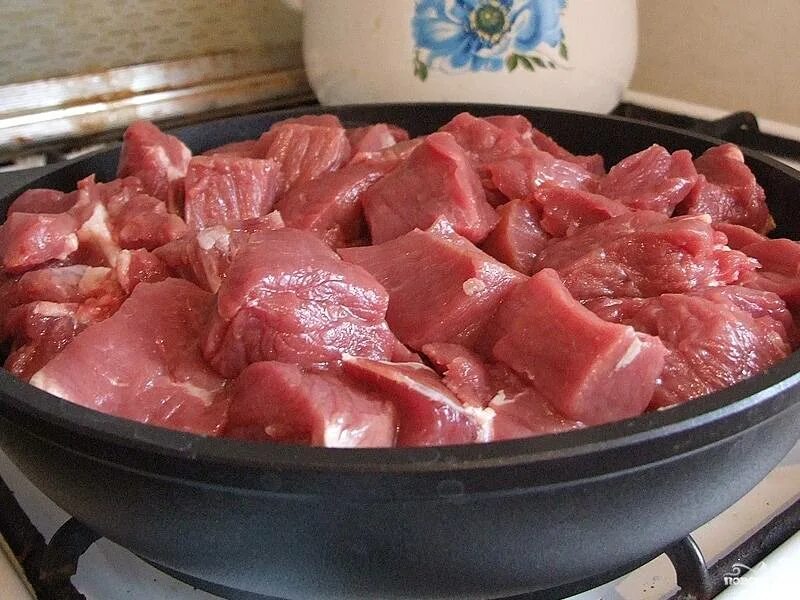 Мясо, зараженное трихинеллами. Сырое мясо. Покупательница в мясном отделе. Копченое мясо. Мясо говядина.