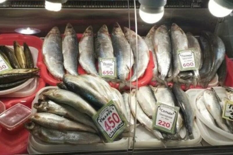 Купить рыбу в иркутске. Омуль на рынке Иркутска. Рыбный рынок в Иркутске омуль. Центральный рынок в Иркутске рыба. Рыбный рынок Листвянка.