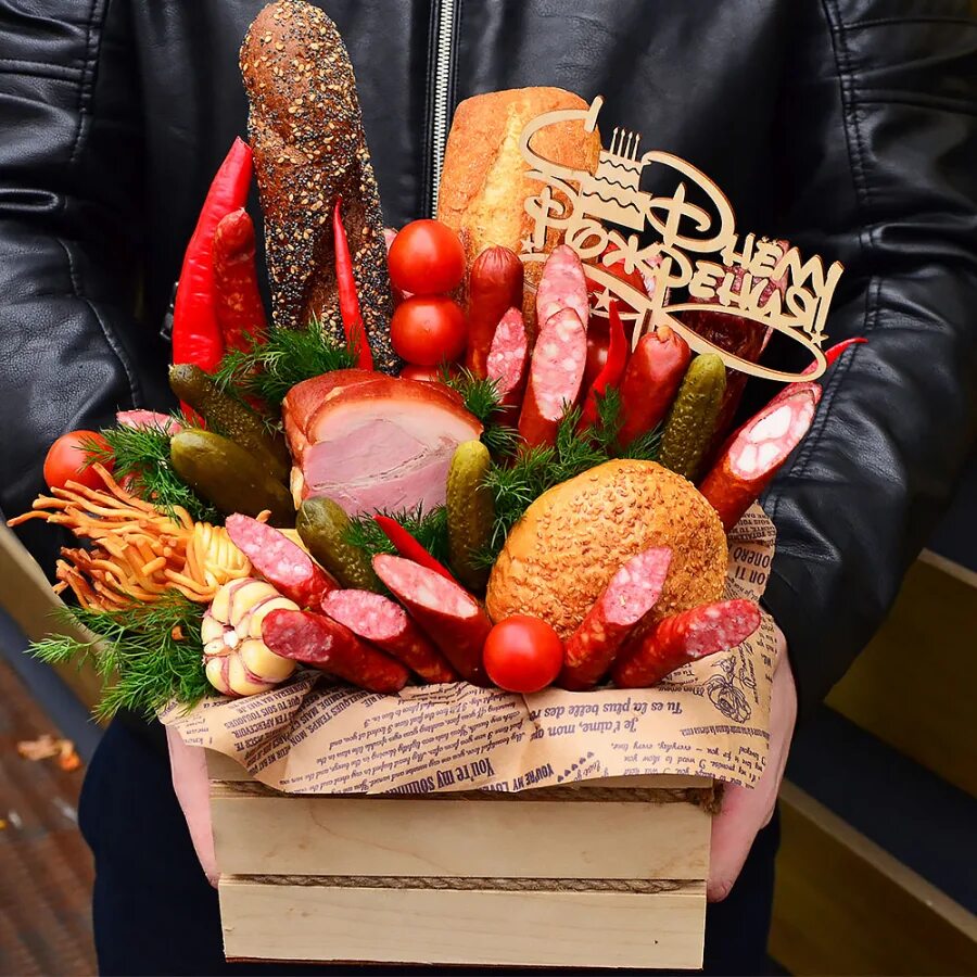 мужская колбаса. букет из колбасы. колбаса прима 310г кмк. колбаса ариант 310г полукопченая. мясной букет для мужчины.