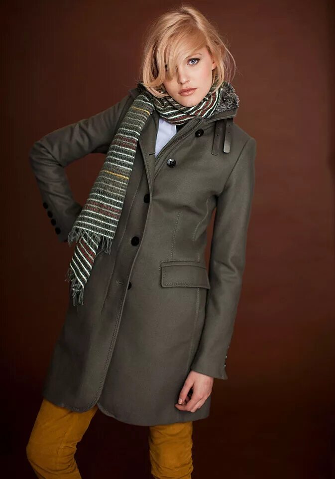 Шарф под пальто женское. Английское пальто женское. Пальто в английском стиле. Пальто с английским воротником и шарф.