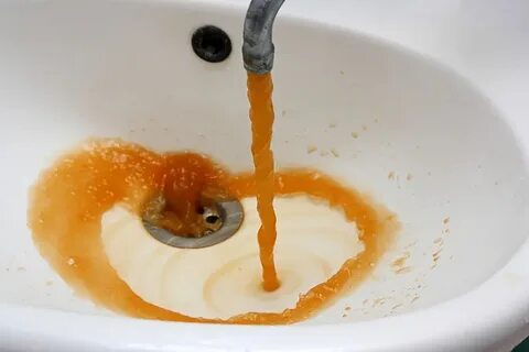 Почему течет коричневая вода