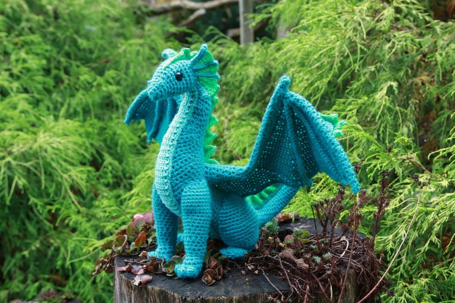 Вязаные игрушки дракончики. Дракончик вязаная игрушка. Амигуруми дракоша. Как связать игрушку дракон спицами. Вязаные игрушки дракон.