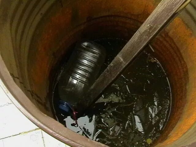 Вода в баке зимой. Бочка для воды. бутылки в бочку на зиму. вода в бочке. бочка с водой зимой.