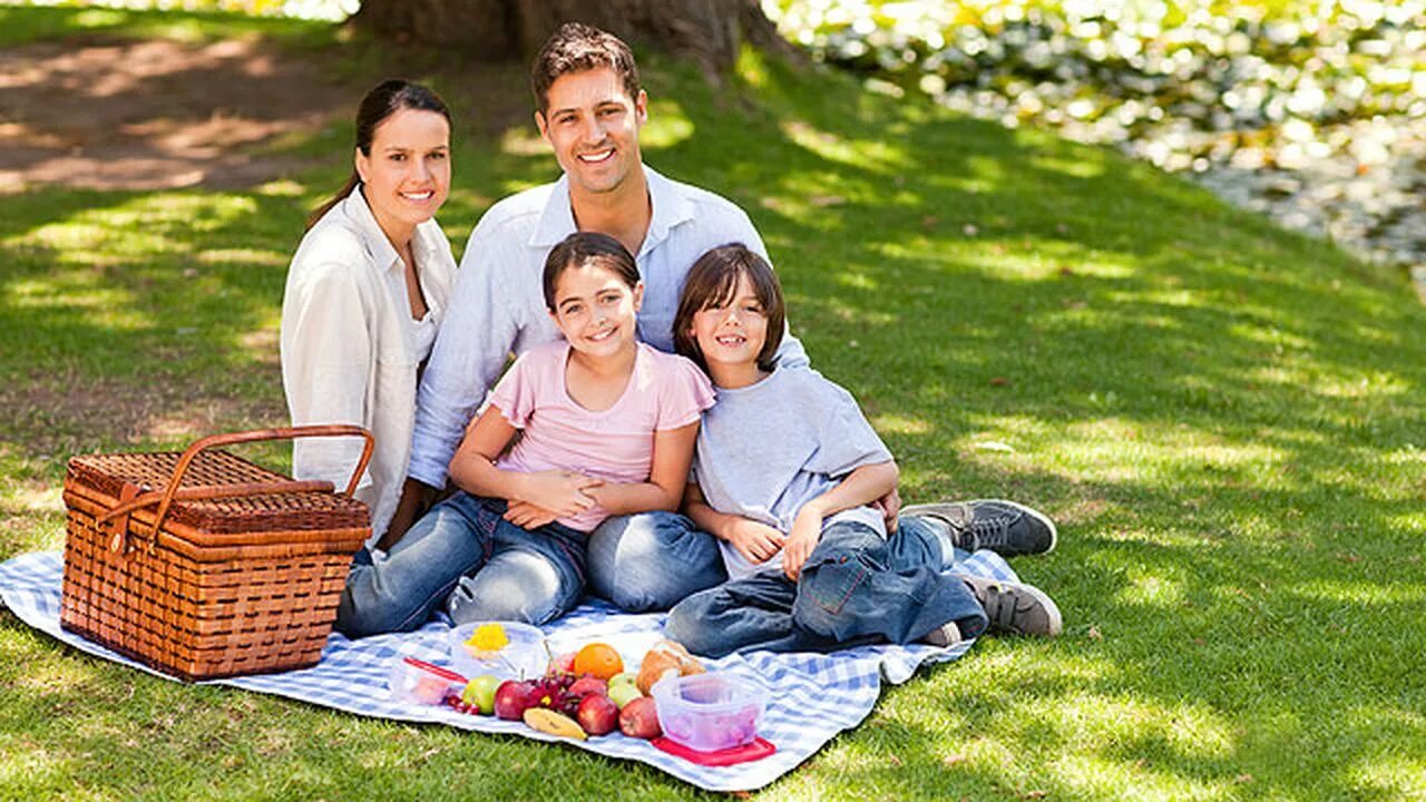 Мама папа на даче. Семья на пикнике. Счастливая семья. Счастливая семья на природе. Пикник с семьей на природе.