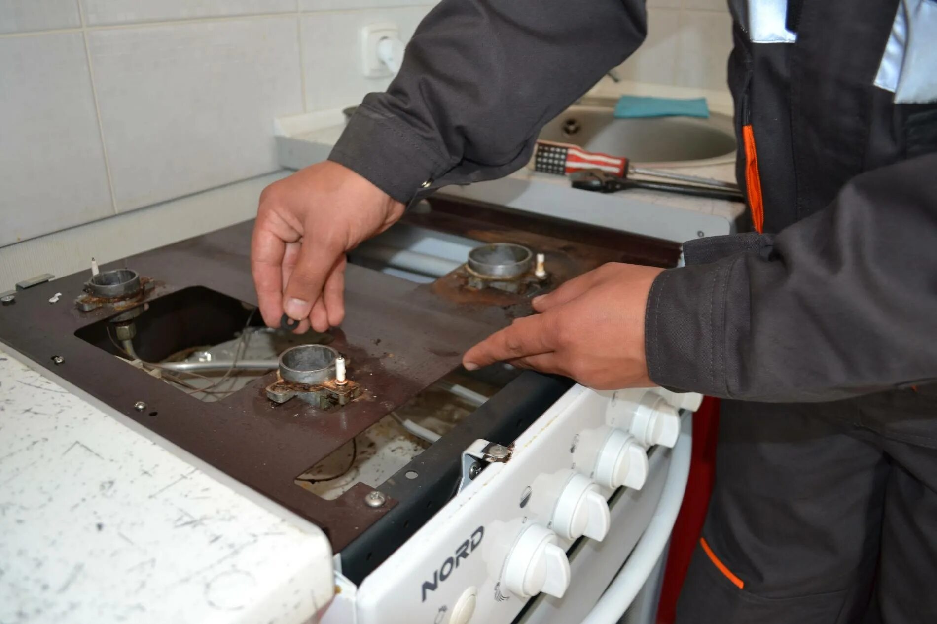Замена газовой плиты в квартире. Починка газовой плиты. техобслуживание газ плиты. техническое обслуживание газовых панелей. сломалась газовая плита.