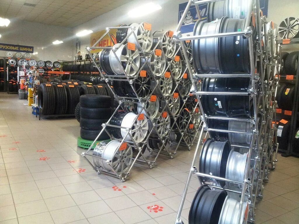 Дешевый магазин литых дисков. Rimzona. Шинснаб рф самара. Витрина для автомобильных дисков. Мир колёс самара товарная улица.