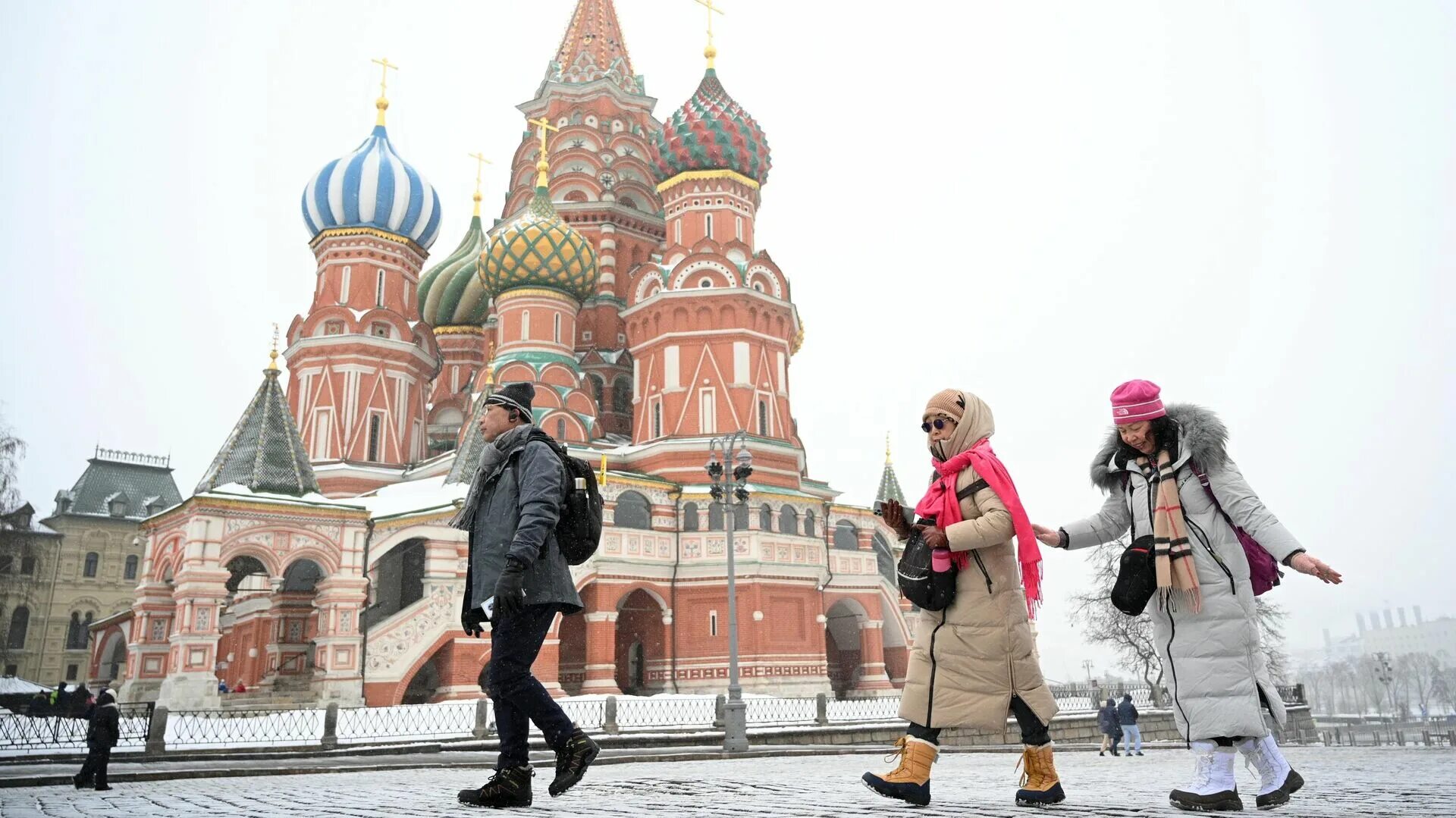 Стран в москве китай. Красная площадь зимой. Москва зимой. Туристы на красной площади. Китайцы на красной площади.