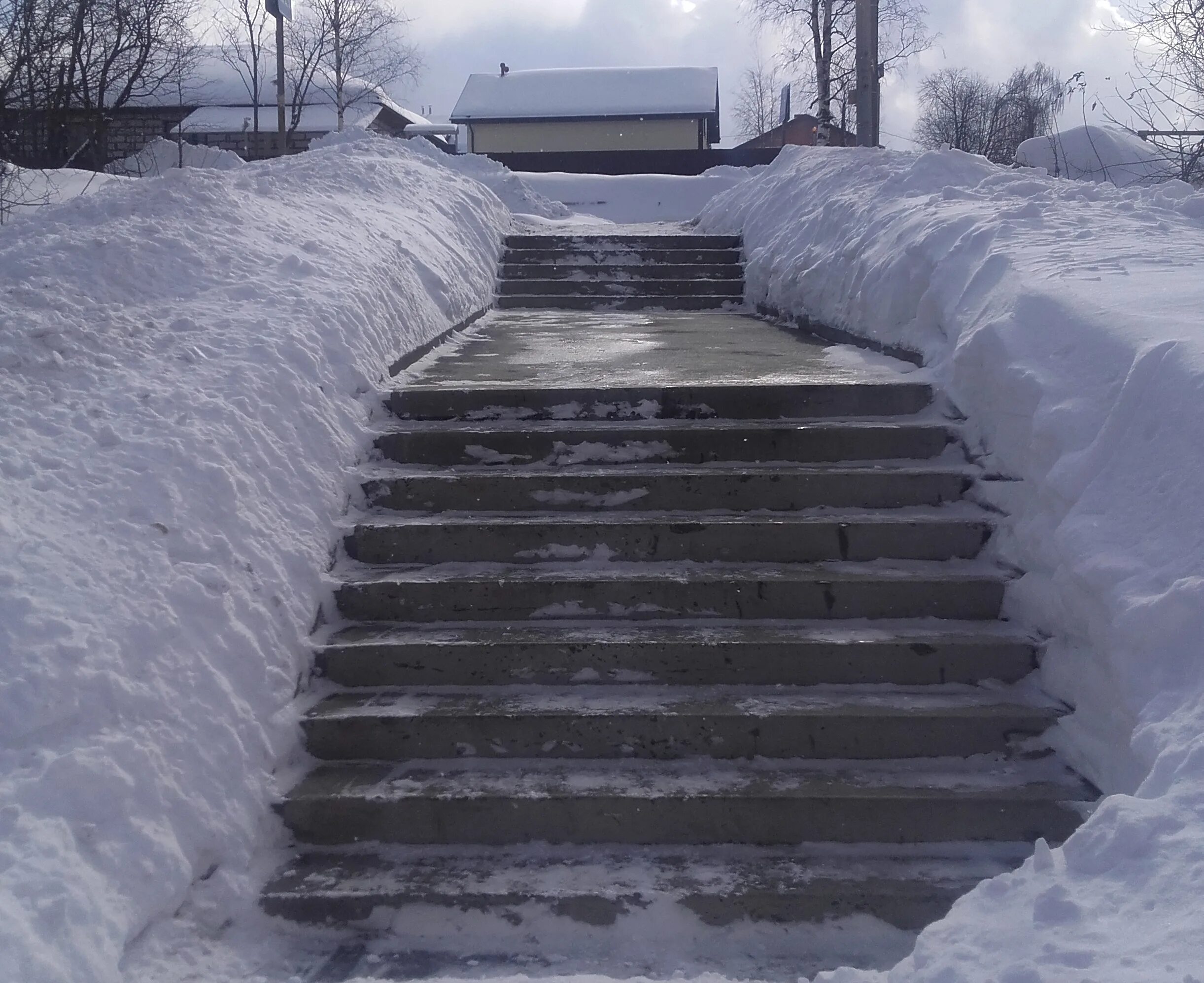 Прийти неожиданно дорожки не расчищены. Дорожки для защиты от снега. Расчищенные дорожки на льду пруда. Очищенные тропинки зимой в Петрозаводске. Противогололёдный спуск.